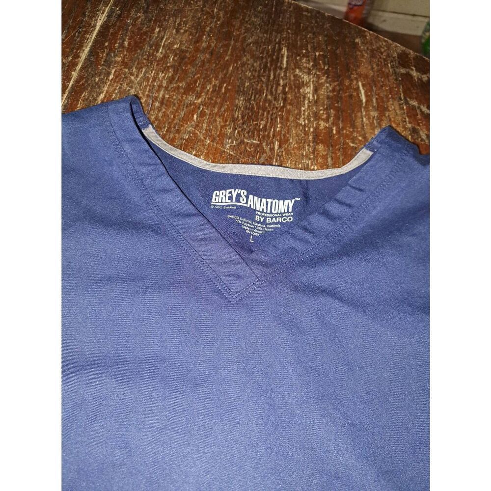 Large Greys Anatomy Barco Short Sleeve Vneck Scrub Top Shirt with Pockets - Picture 2 of 5